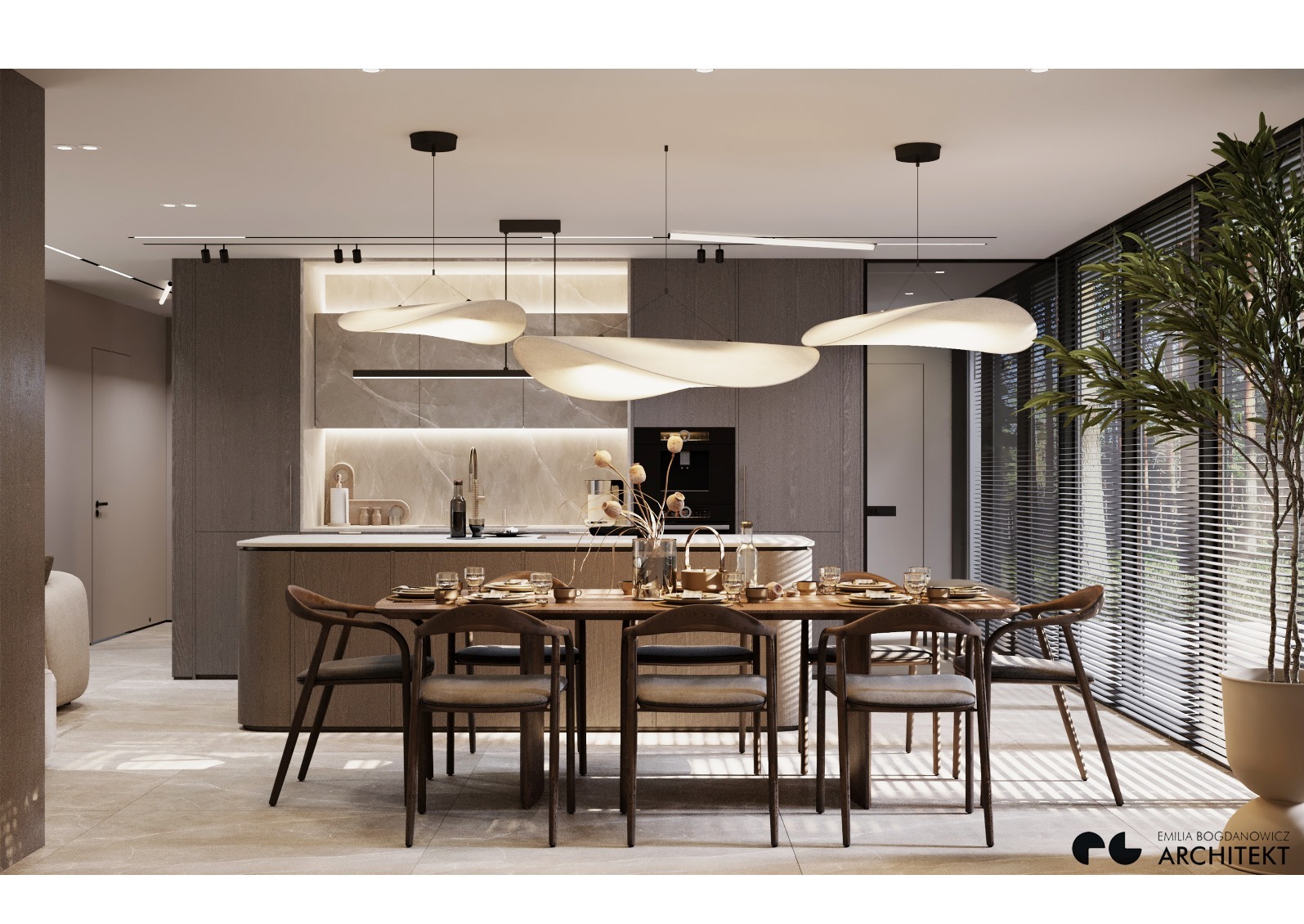 Nowoczesna jadalnia z otwartą kuchnią, oświetlona trzema designerskimi lampami wiszącymi, drewniany stół z nakryciami, minimalistyczne krzesła, marmurowy backsplash w kuchni, roślina doniczkowa...