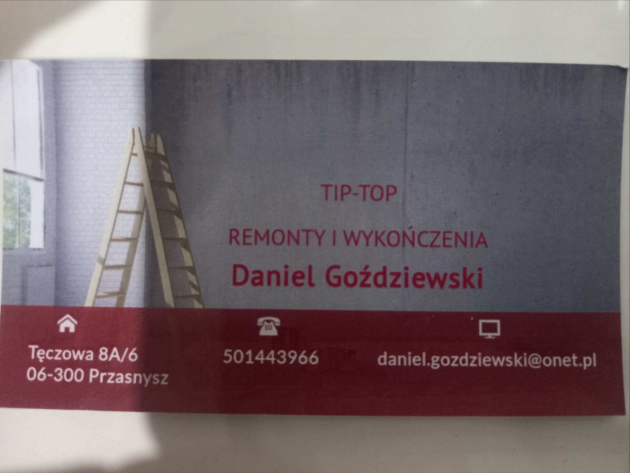 Wizytówka firmy remontowej Tip-Top Daniela Goździewskiego z Przasnysza, przedstawiająca drabinę opartą o ścianę podczas prac remontowych.