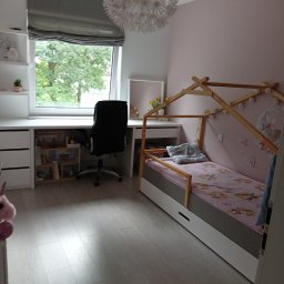 Czysto W Raz Dwa Trzy Daniel Szeksztełło - Pokój dziecięcy z łóżkiem w kształcie domku, biurkiem pod oknem, białymi meblami i lampą w kształcie dmuchawca.