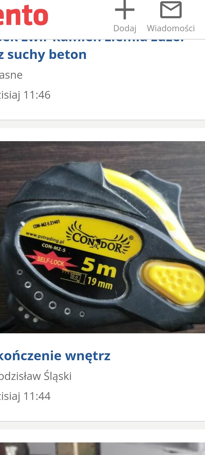 Żółto-czarna miara zwijana Condor o długości 5m, leżąca na ciemnym, prawdopodobnie drewnianym blacie.