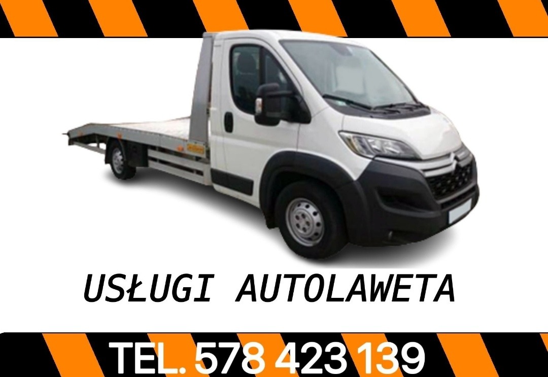 Biała laweta z platformą do transportu pojazdów, widok z przodu na białym tle z pomarańczowo-czarnymi pasami na górze i dole, z napisem 'USŁUGI AUTOLAWETA' i numerem telefonu