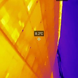SolarCare BORUSIAK GRZEGORZ - Termowizyjne zdjęcie dachu z zaznaczonymi temperaturami powierzchni: 20.9°C, 8.2°C i -27.8°C, ukazujące różnice w izolacji termicznej.