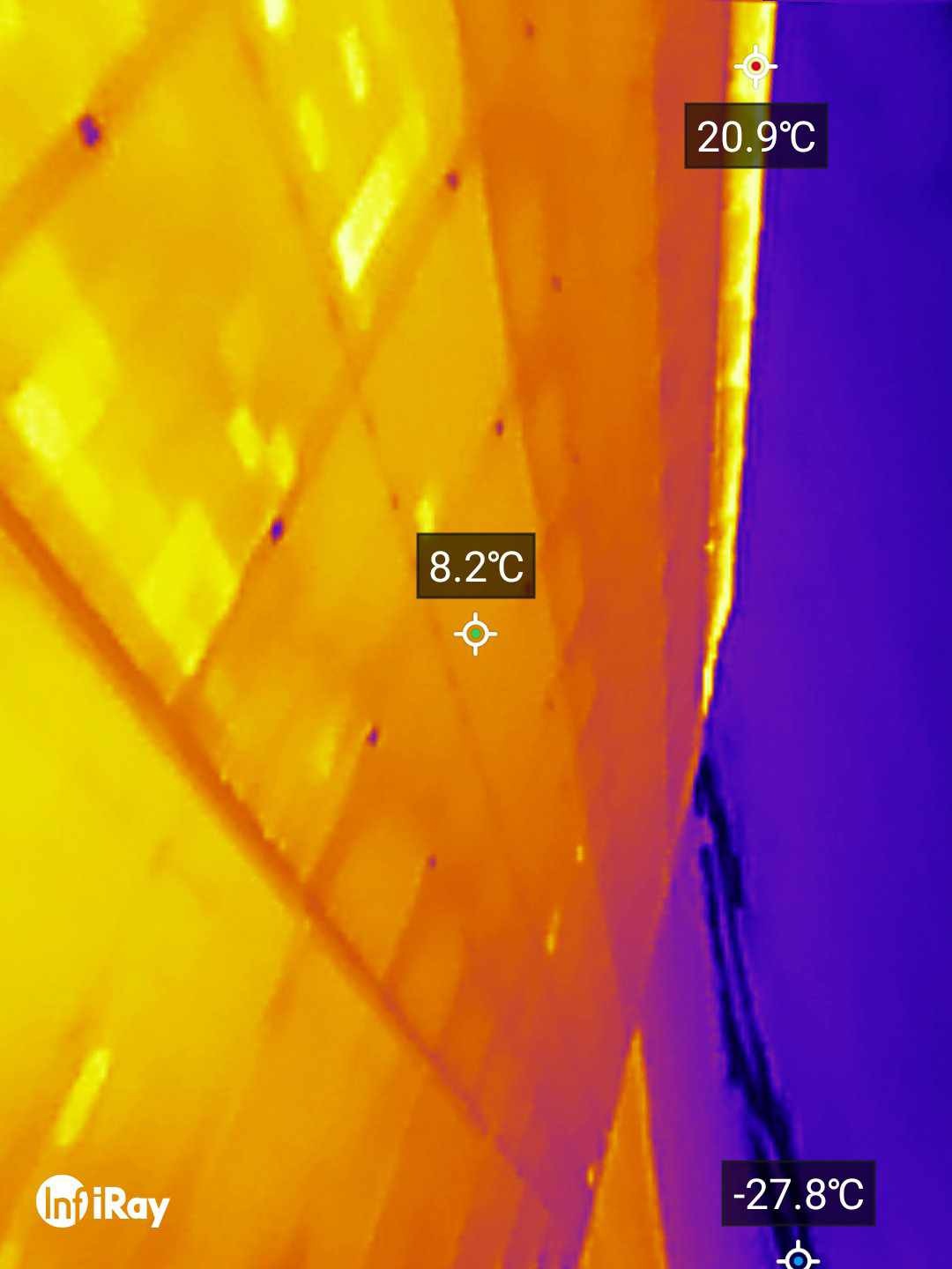 Termowizyjne zdjęcie dachu z zaznaczonymi temperaturami powierzchni: 20.9°C, 8.2°C i -27.8°C, ukazujące różnice w izolacji termicznej.