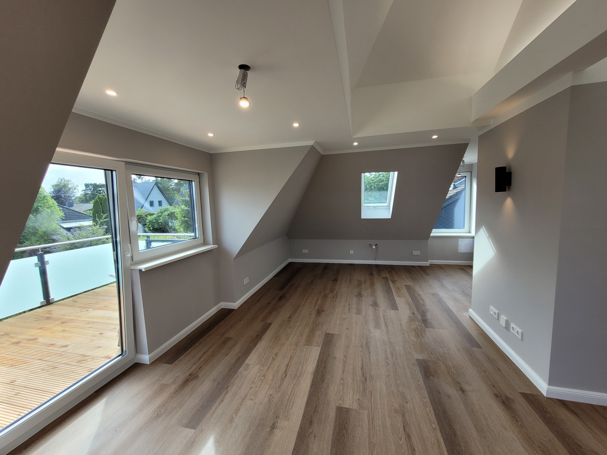 Jasne, przestronne poddasze z drewnianą podłogą, oknami dachowymi i wyjściem na balkon, świeżo po remoncie.
