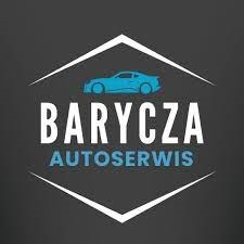 Logo firmy Barycza AutoSerwis na ciemnoszarym tle, zawierające stylizowany, błękitny kształt samochodu sportowego i biały napis nazwy firmy, umieszczone w geometrycznej ramie.