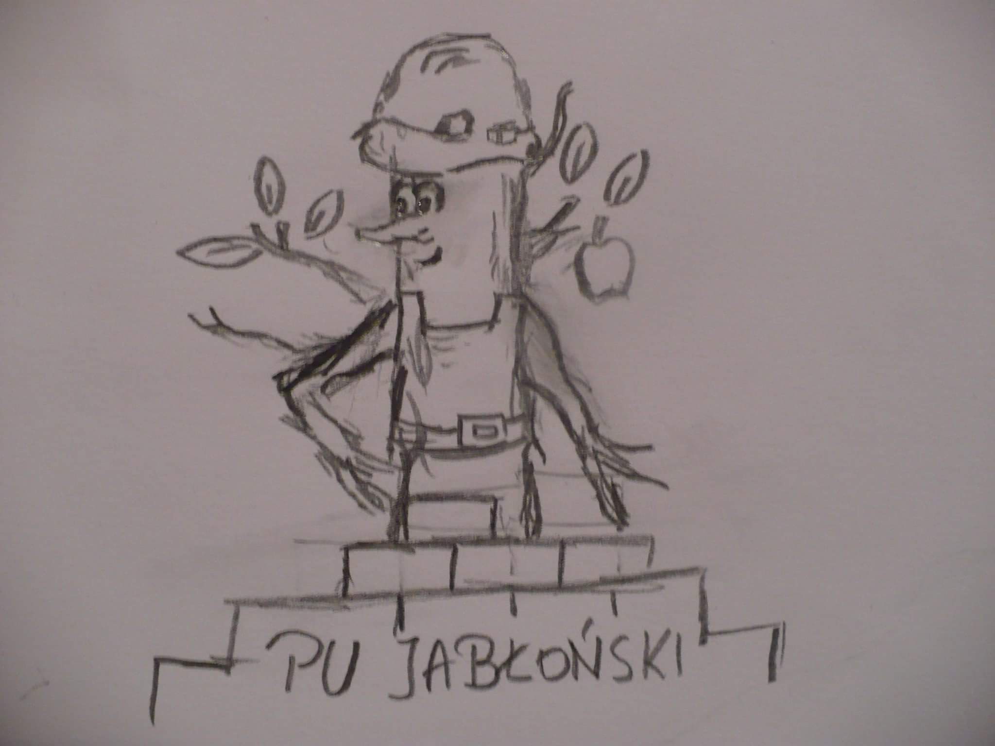 Ręczny szkic ołówkiem przedstawiający antropomorficzne drzewo w kasku i kombinezonie, stojące na murze z napisem 'PU Jabłoński', z jabłkami na gałęziach.