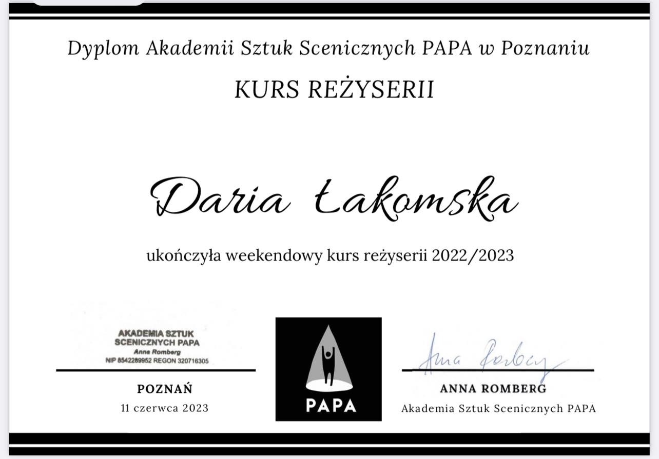 Dyplom Akademii Sztuk Scenicznych PAPA w Poznaniu potwierdzający ukończenie kursu reżyserii przez Darię Łakomską w roku 2022/2023, podpisany przez Annę Romberg.
