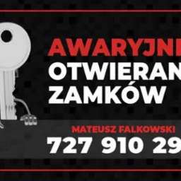 Grafika reklamowa ślusarza Mateusza Falkowskiego z numerem telefonu 727 910 298, oferującego awaryjne otwieranie zamków, z kluczem jako postacią.