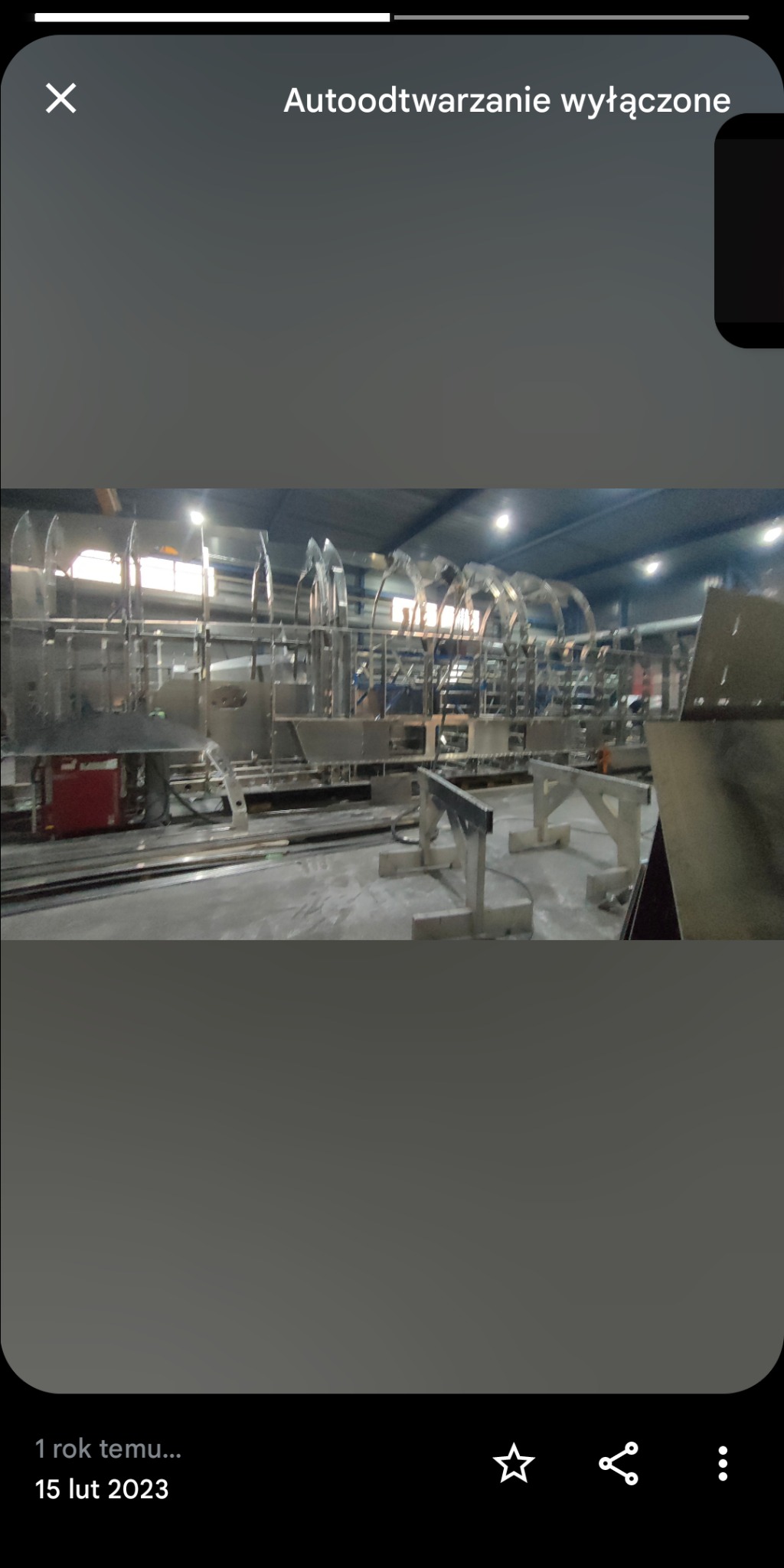 Szkielet konstrukcji ze stali nierdzewnej w hali produkcyjnej, widoczne elementy spawane i wsporniki montażowe.