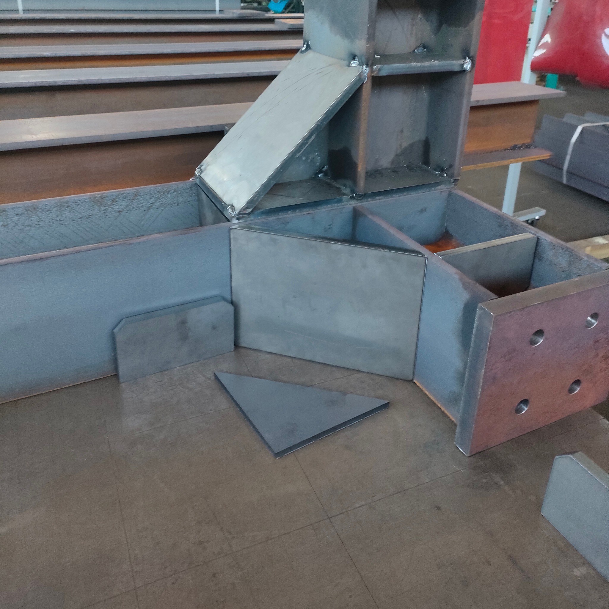 Konstrukcja spawana z profili stalowych w trakcie montażu, widoczne elementy do wspawania i spoiny.