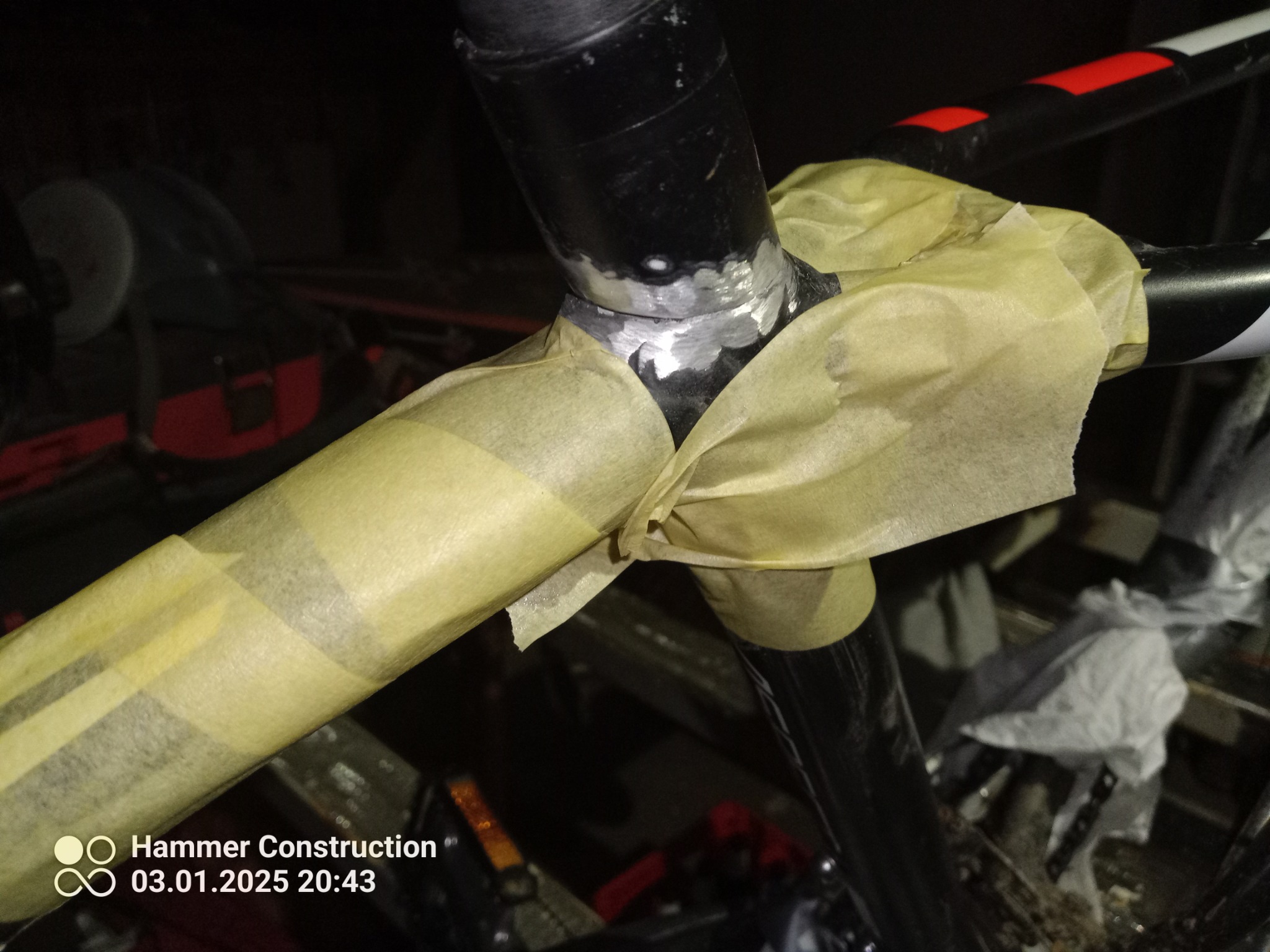 Spoina na metalowej konstrukcji zabezpieczona taśmą maskującą; widoczne ślady obróbki i przygotowania do dalszych prac.