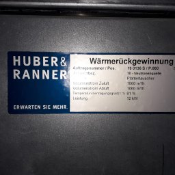 AIRMAX.SERVIS SPÓŁKA Z OGRANICZONĄ ODPOWIEDZIALNOŚCIĄ - Szczegółowe ujęcie tabliczki znamionowej urządzenia Huber & Ranner, z napisem 'Wärmerückgewinnung' i danymi technicznymi, umieszczonej na metalowej obudowie.
