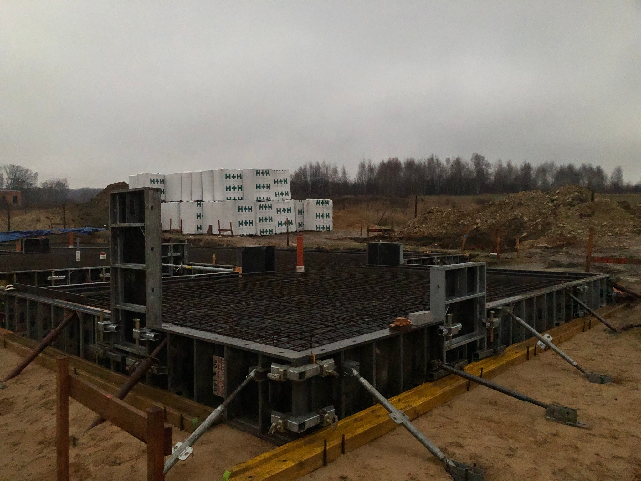 Deskowanie wraz ze zbrojeniem płyty fundamentowej