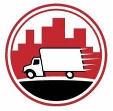 Stylizowane logo firmy transportowej: biała ciężarówka z narysowanymi liniami prędkości na czerwonym tle z sylwetką miasta w tle, umieszczone w czerwonym okręgu z czarną podstawą.