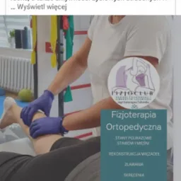 Osoba w niebieskich rękawiczkach bada stopę pacjenta leżącego na leżance w gabinecie, widoczny plakat z napisem Fizjoterapia Ortopedyczna i logo Fizjo Club.