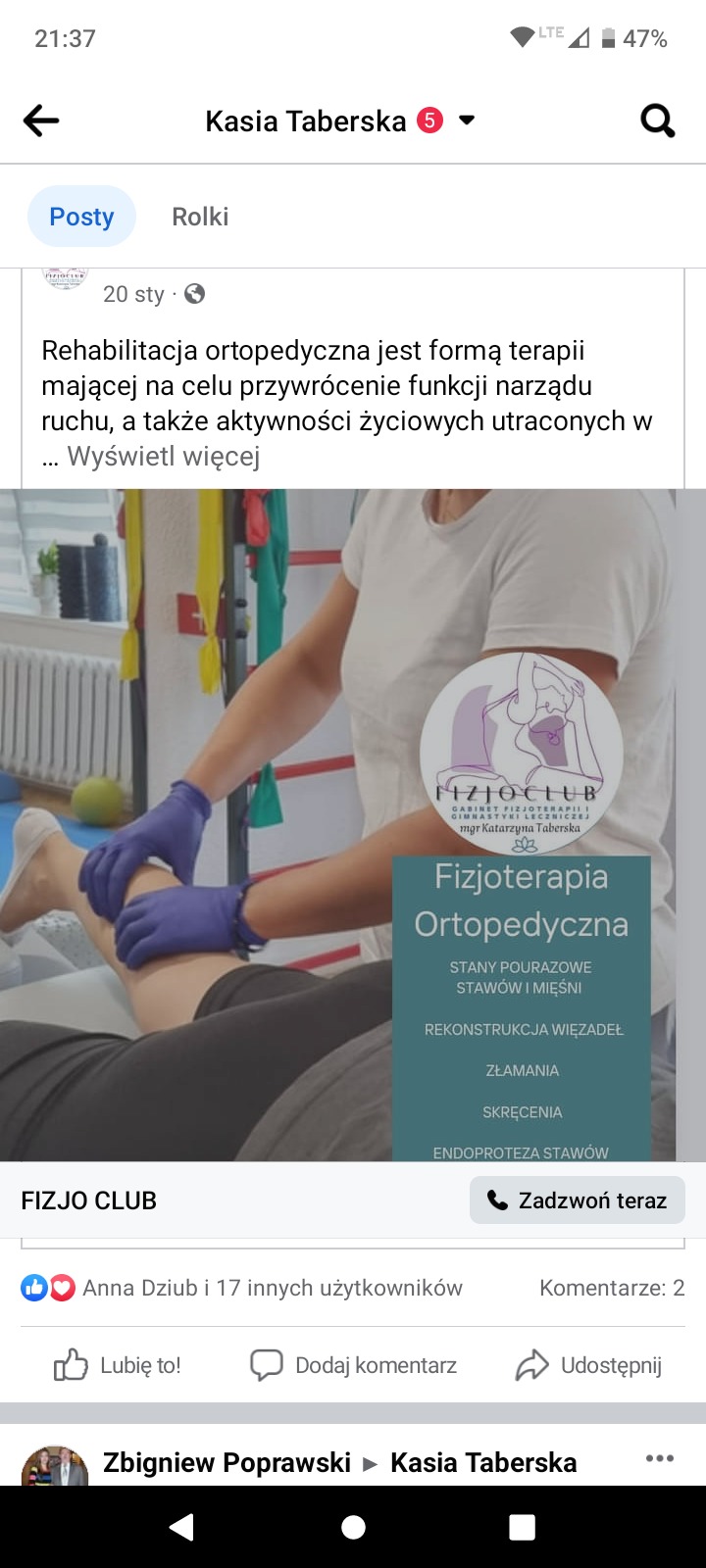 Osoba w niebieskich rękawiczkach bada stopę pacjenta leżącego na leżance w gabinecie, widoczny plakat z napisem Fizjoterapia Ortopedyczna i logo Fizjo Club.