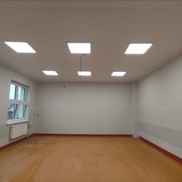 Remont sal edukacyjnych. Tynkowanie ,szpachlowanie,elektryka, malowanie i wymiana okien.
Krótki termin i szybka realizacja 
