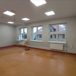 Remont sal edukacyjnych. Tynkowanie ,szpachlowanie,elektryka, malowanie i wymiana okien.
Krótki termin i szybka realizacja 