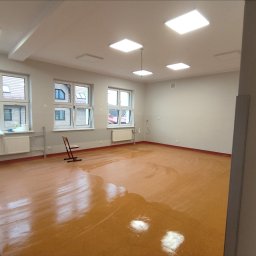 Remont sal edukacyjnych. Tynkowanie ,szpachlowanie,elektryka, malowanie i wymiana okien.
Krótki termin i szybka realizacja 