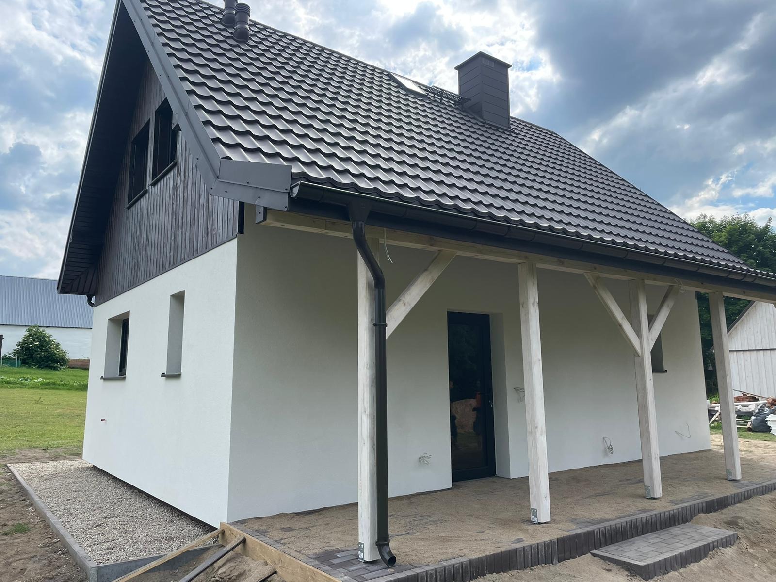 Stylowe połączenie materiałów i faktur sprawia, że budynek doskonale wpisuje się w otoczenie