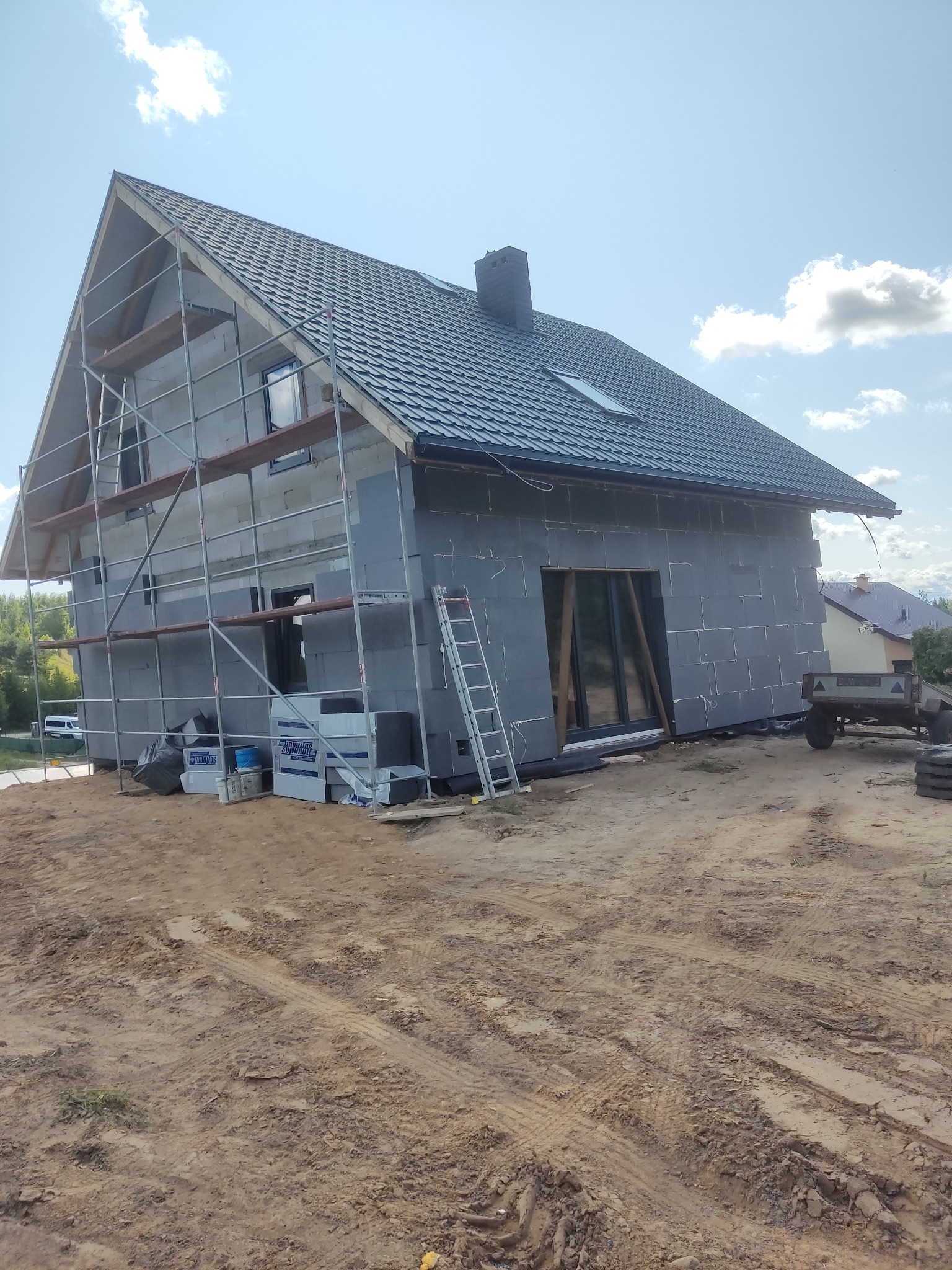 Wykonujemy profesjonalne elewacje zakończone tynkiem dekoracyjnym. Używamy produktów najwyższej jakości.