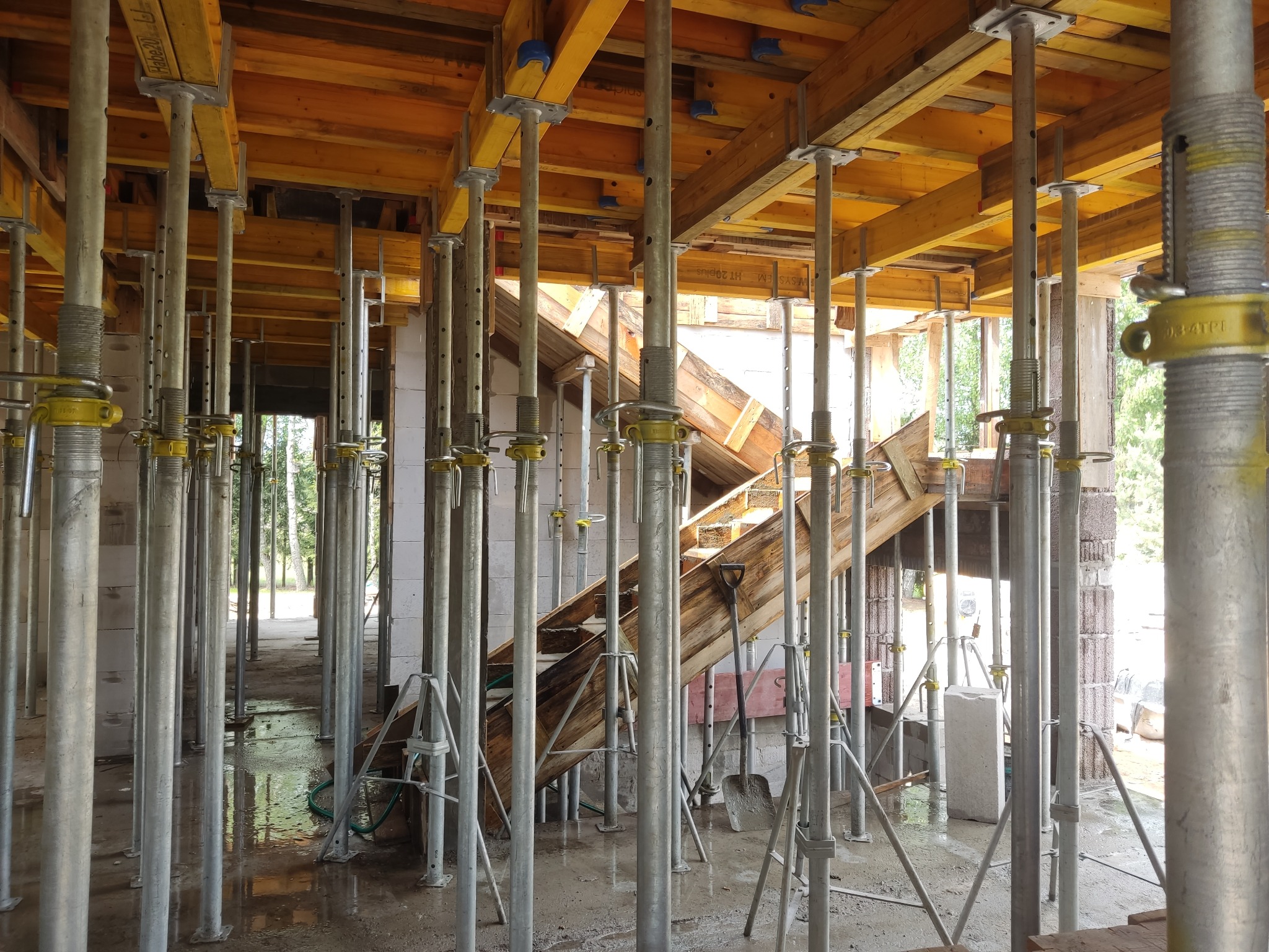 Stropy żelbetowe wykonujemy w oparciu o szalunki stropowe.