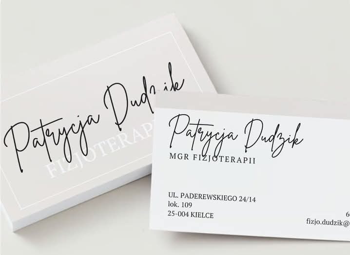 Dwie wizytówki z imieniem i nazwiskiem Patrycja Dudzik oraz tytułem mgr fizjoterapii i adresem w Kielcach, czcionka w stylu pisma odręcznego.