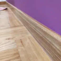 Montaż wszelkiego rodzaju listew przypodłogowych w każdym standardzie.