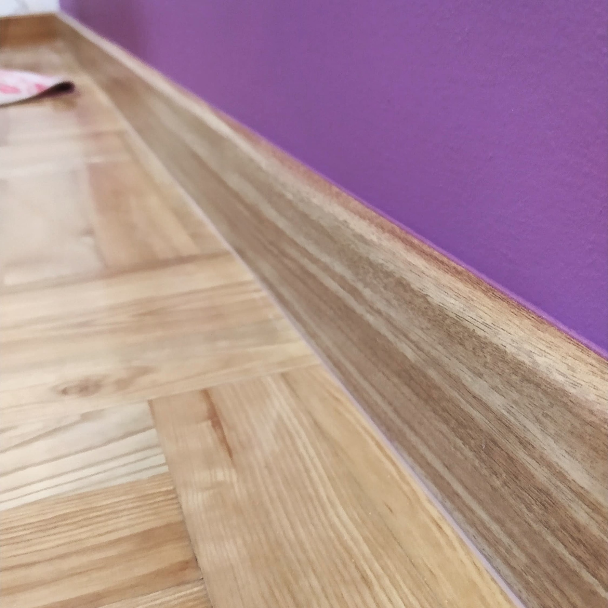 Montaż wszelkiego rodzaju listew przypodłogowych w każdym standardzie.