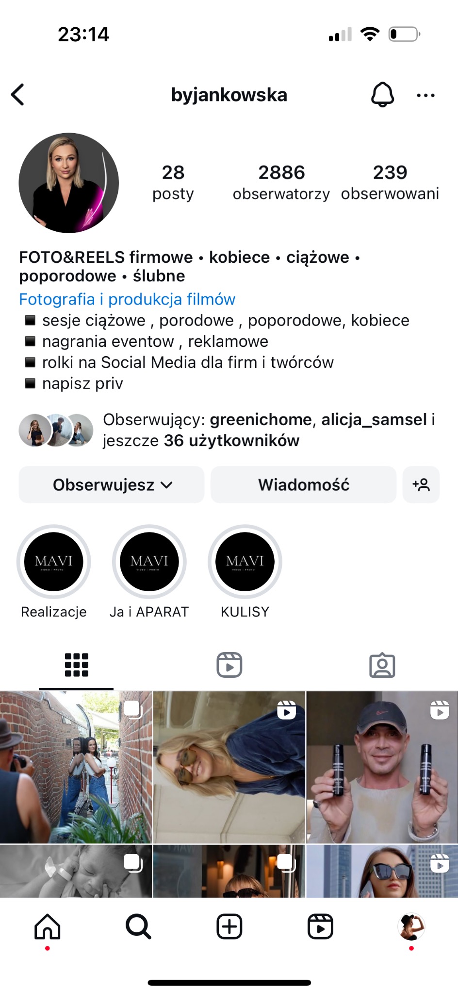 Zrzut ekranu profilu na Instagramie z galerii zdjęć i rolek wideo, w tym sesje ciążowe, nagrania eventów i rolki reklamowe, z elementami interfejsu aplikacji.