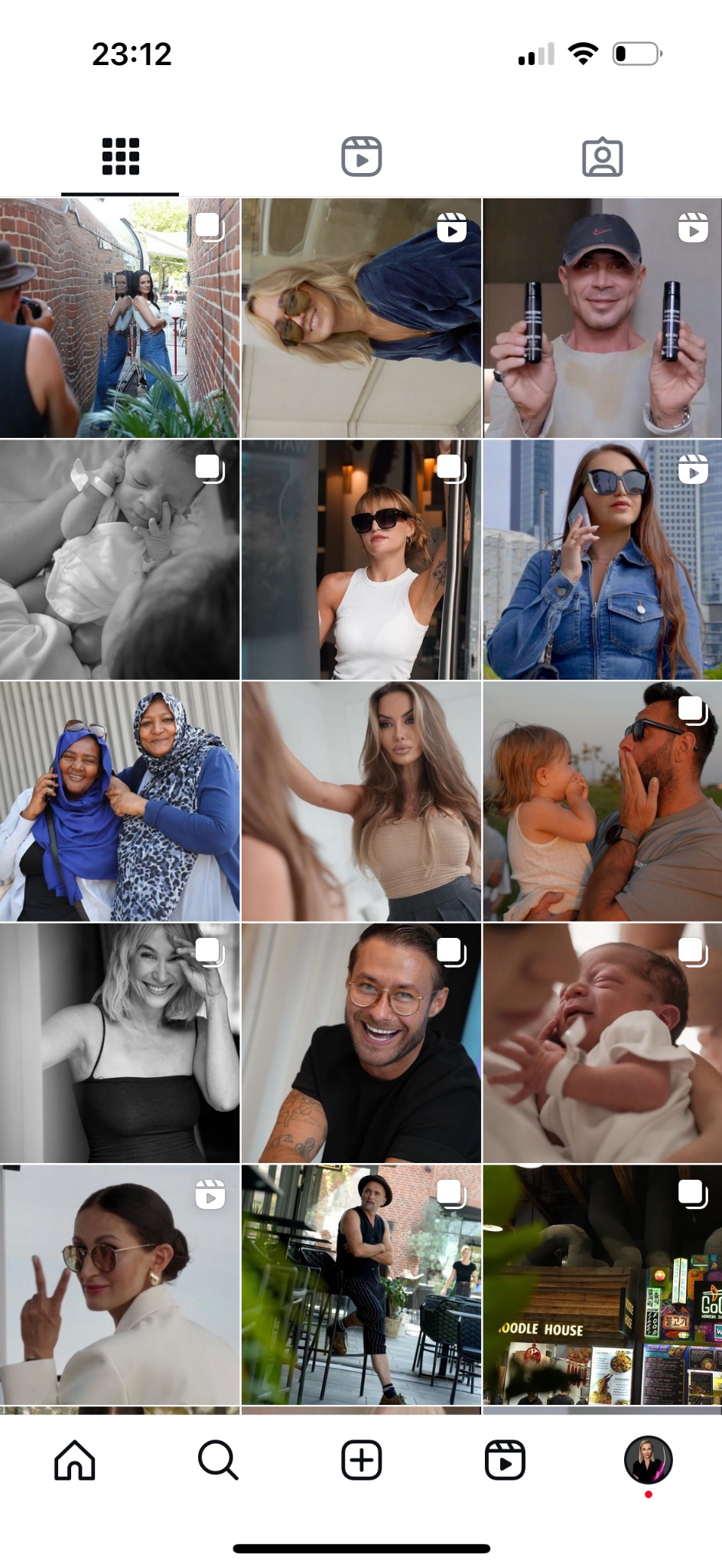 Ekran telefonu z siatką miniatur zdjęć, na których widoczne są m.in. sesja zdjęciowa w uliczce, portrety osób, zdjęcia noworodków.