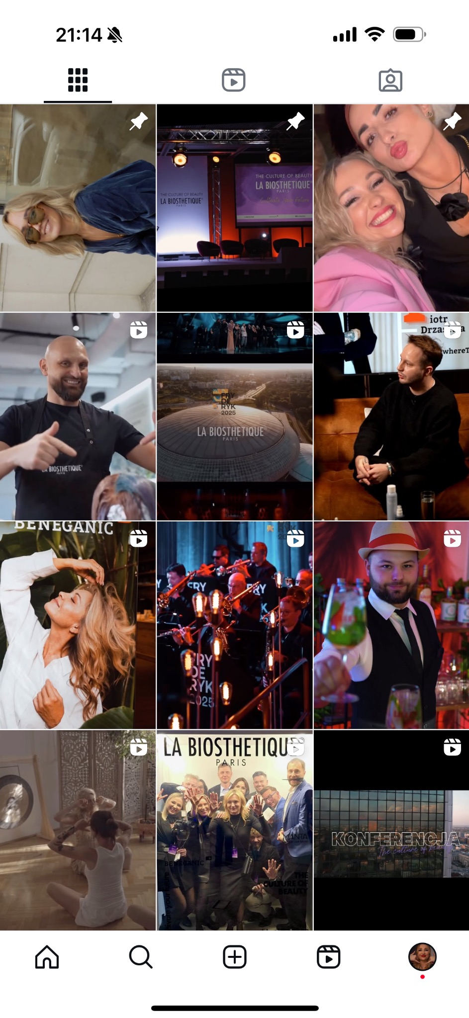 Ekran smartfona prezentujący galerię zdjęć z Instagrama, zawierającą różnorodne ujęcia, w tym portrety, sceny z wydarzeń i produkty marki La Biosthetique.