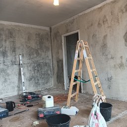 Przygotowanie ścian w salonie do gipsowania 