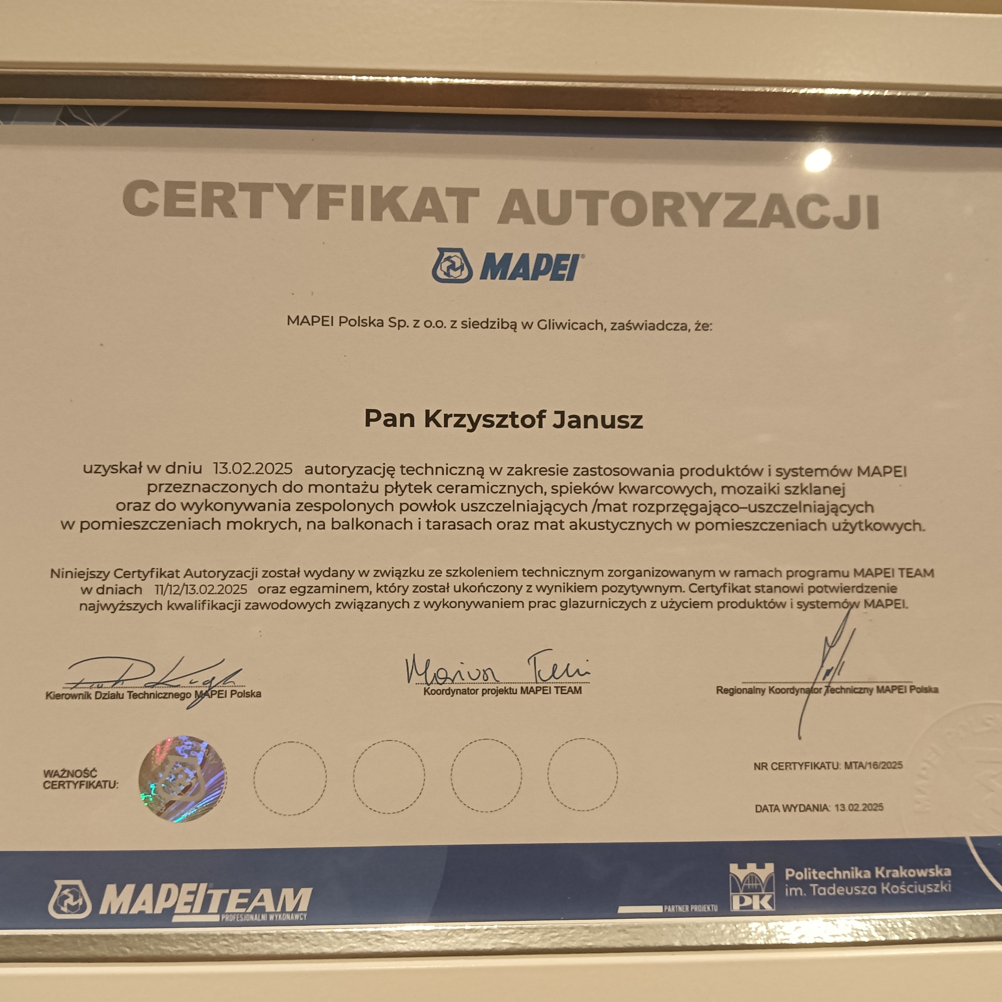 Skan certyfikatu autoryzacji MAPEI dla Pana Krzysztofa Janusza, potwierdzający kwalifikacje w zakresie montażu płytek ceramicznych i wykonywania powłok uszczelniających, wydany przez Politechnikę...