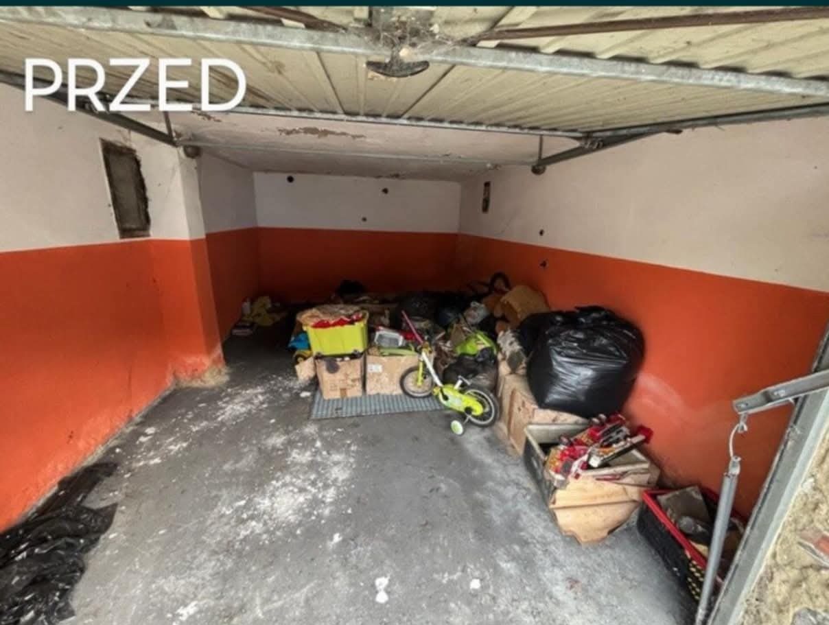 Zagracony garaż w Rudzie Śląskiej przed opróżnianiem. Pomieszczenie z pomarańczowymi ścianami, pełne kartonów, worków i dziecięcego rowerka. Widoczny napis 'PRZED'.