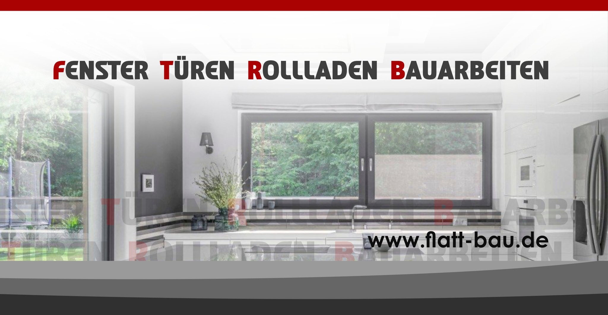 Nowoczesna kuchnia z dużym oknem z widokiem na zieleń, z roletą zwiniętą u góry. Na blacie widać wazon z kwiatami i inne dekoracje. Na zdjęciu widoczny jest adres strony internetowej.