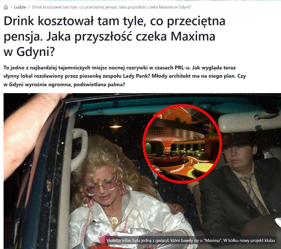 Wnętrze klubu nocnego z podświetlaną palmą, widoczne przez okno samochodu. W środku Violetta Villas i mężczyzna w garniturze. Nietypowe ujęcie.