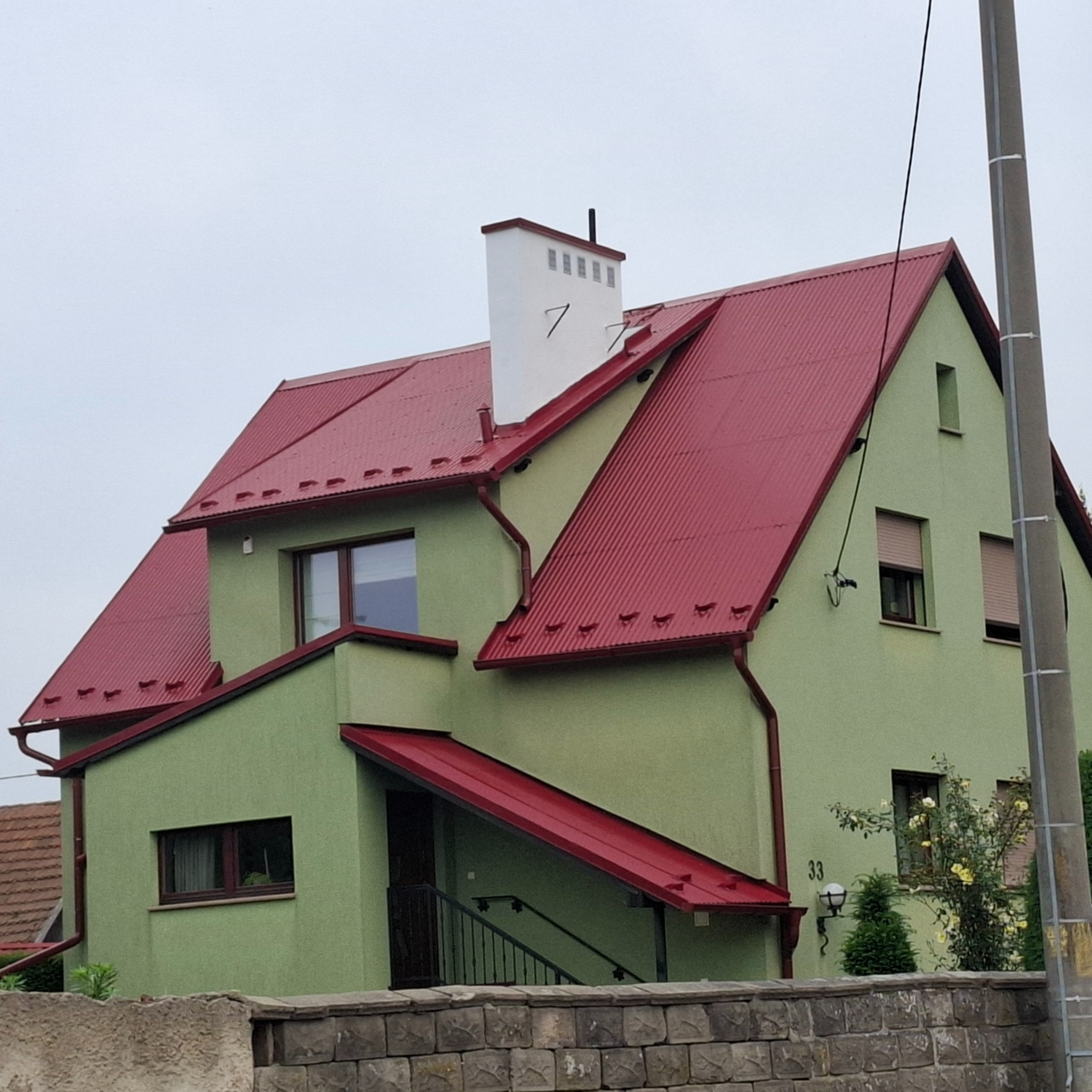 Renowacja dachu- płotki śnieżne ,tynkowanie konina ,nowe rynny i rury spustowe kolor RAL 3011 2025r