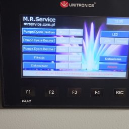 M.R.Service Michał Rowicki - Panel sterowania Unitronics V430 z interfejsem do zarządzania pompami dysz fontanny, filtracją i elektrozaworem, wyświetlający komunikat o awarii suchobiegu.