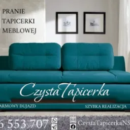 Turkusowa kanapa z napisem 'Czysta Tapicerka' na tle jasnego wnętrza z lampą i dekoracjami ściennymi, promująca usługi prania tapicerki meblowej z darmowym dojazdem i szybką realizacją.
