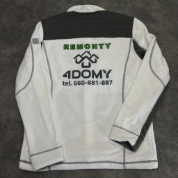 PIXEL HAFT - Biała bluza polarowa z szarymi wstawkami i nadrukiem firmy remontowej 'Remonty 4Domy' wraz z numerem telefonu, leżąca na szarym tle.