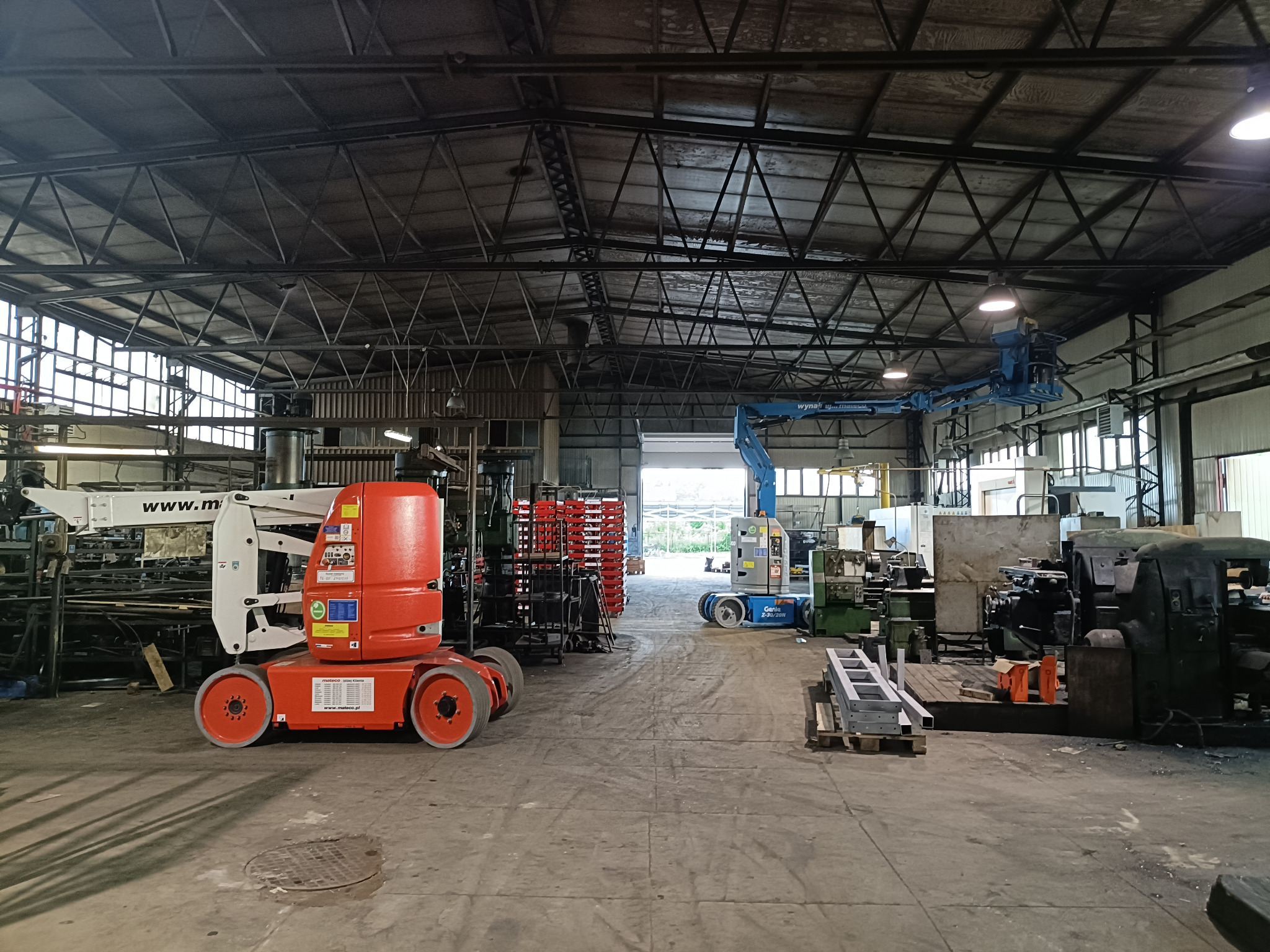 Odkurzanie konstrukcji stalowej dachu