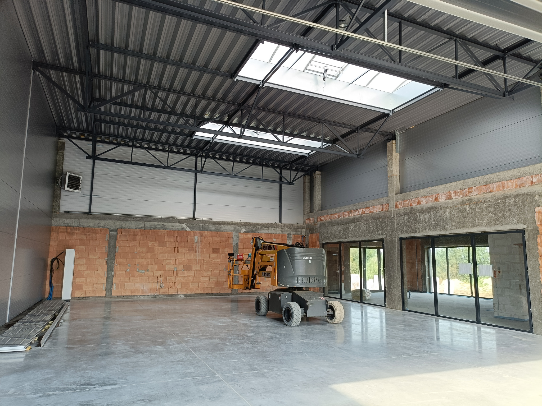 Poprawki malarskie hangaru Mycie płyt warstwowych