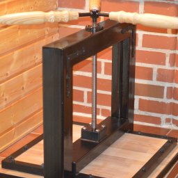 Wykonanie ręcznej prasy introligatorskiej z litego drewna i stali.