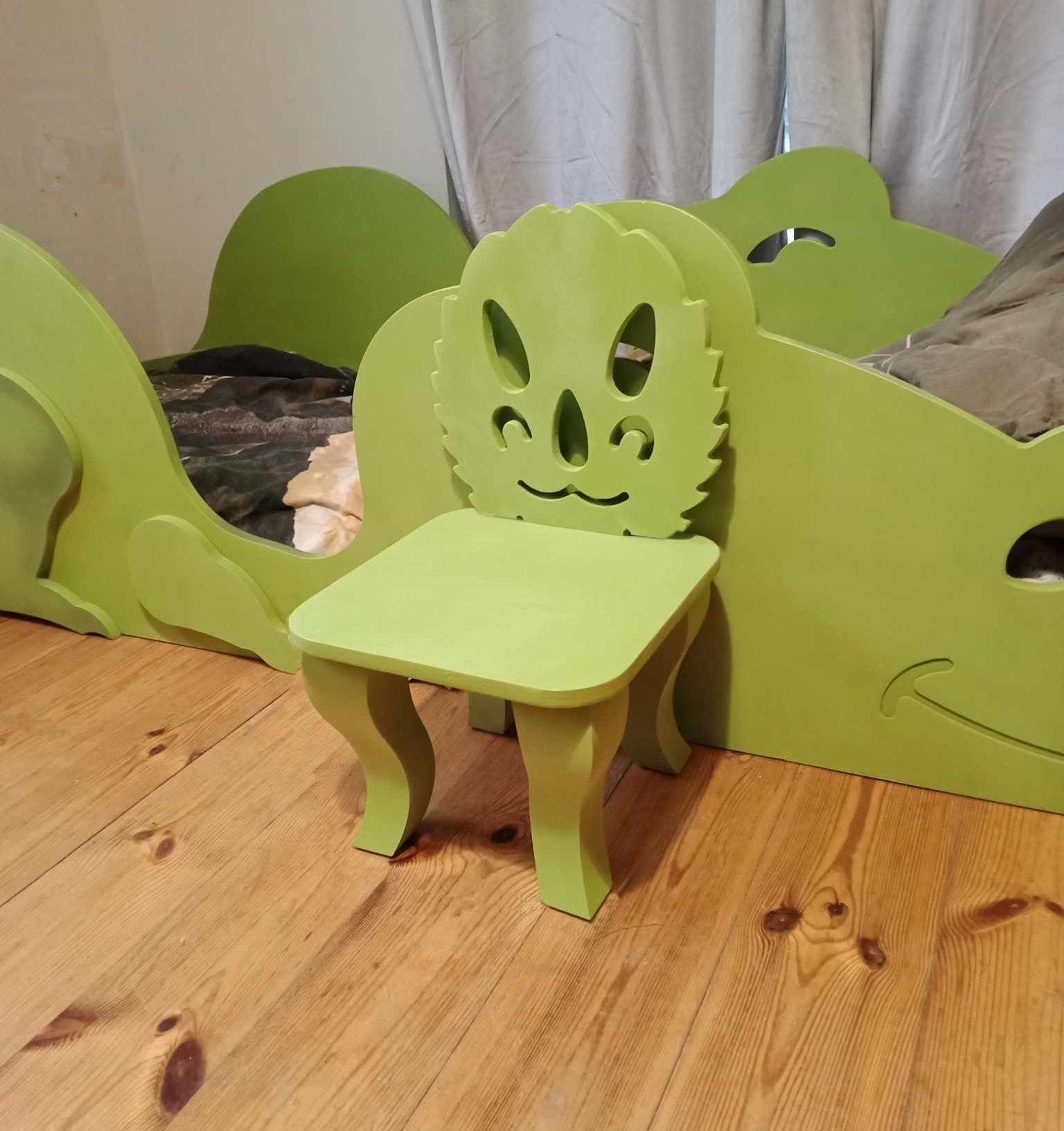 Projekt i wykonanie łóżka i krzesełka w kształcie dinozaurów