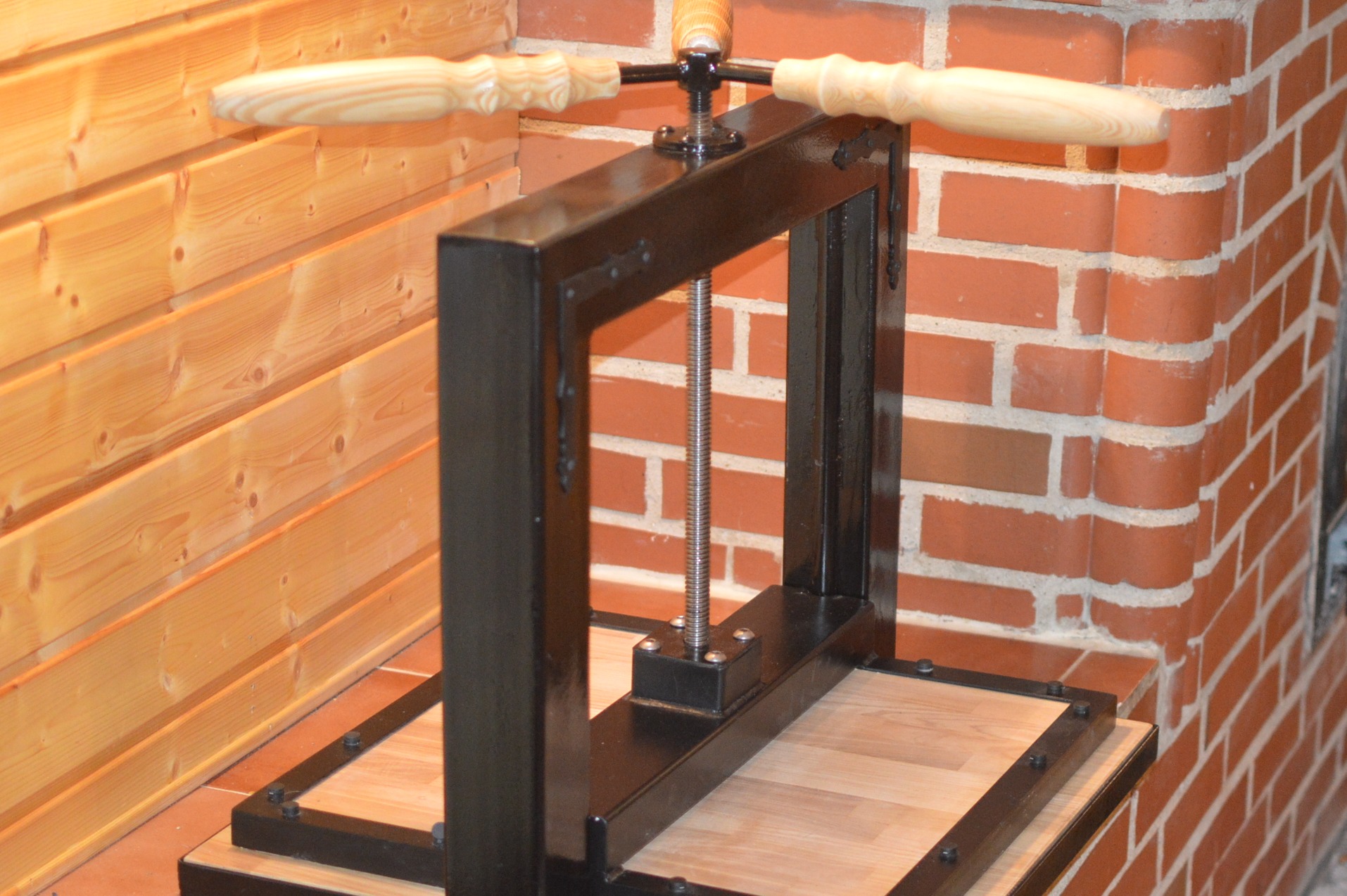 Wykonanie ręcznej prasy introligatorskiej z litego drewna i stali.