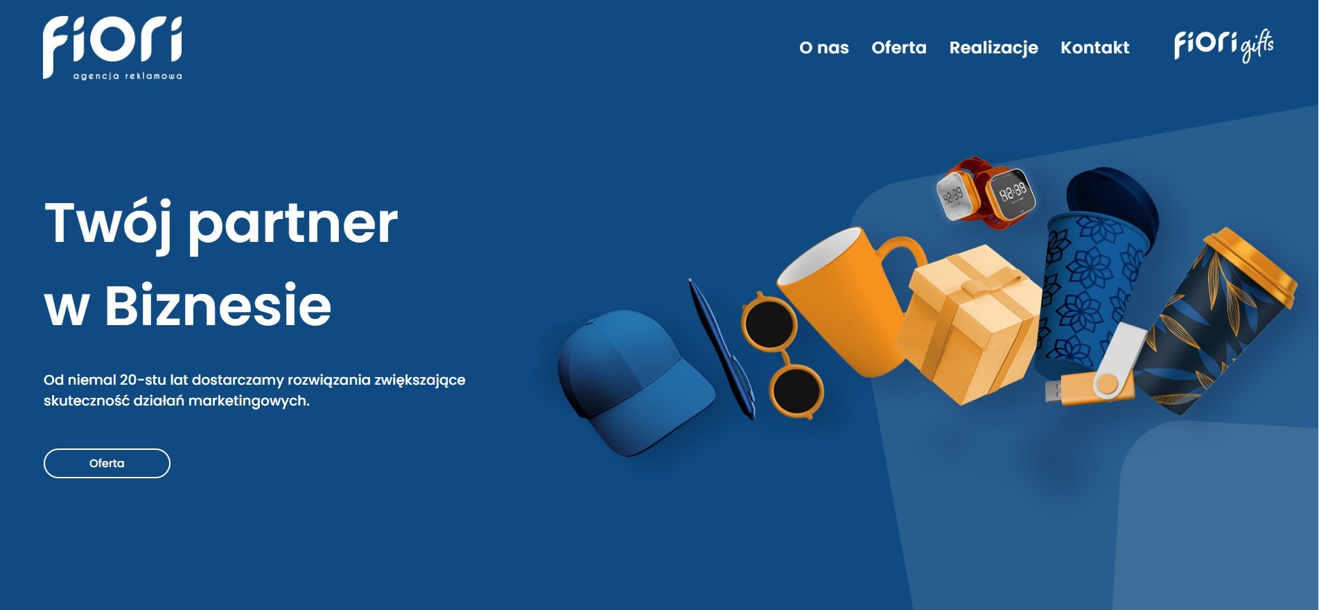 Grafika strony internetowej agencji reklamowej prezentująca gadżety reklamowe: czapkę, długopis, okulary, kubek, pudełko prezentowe, pendrive oraz dwa smartwatche, na tle granatowego gradientu.