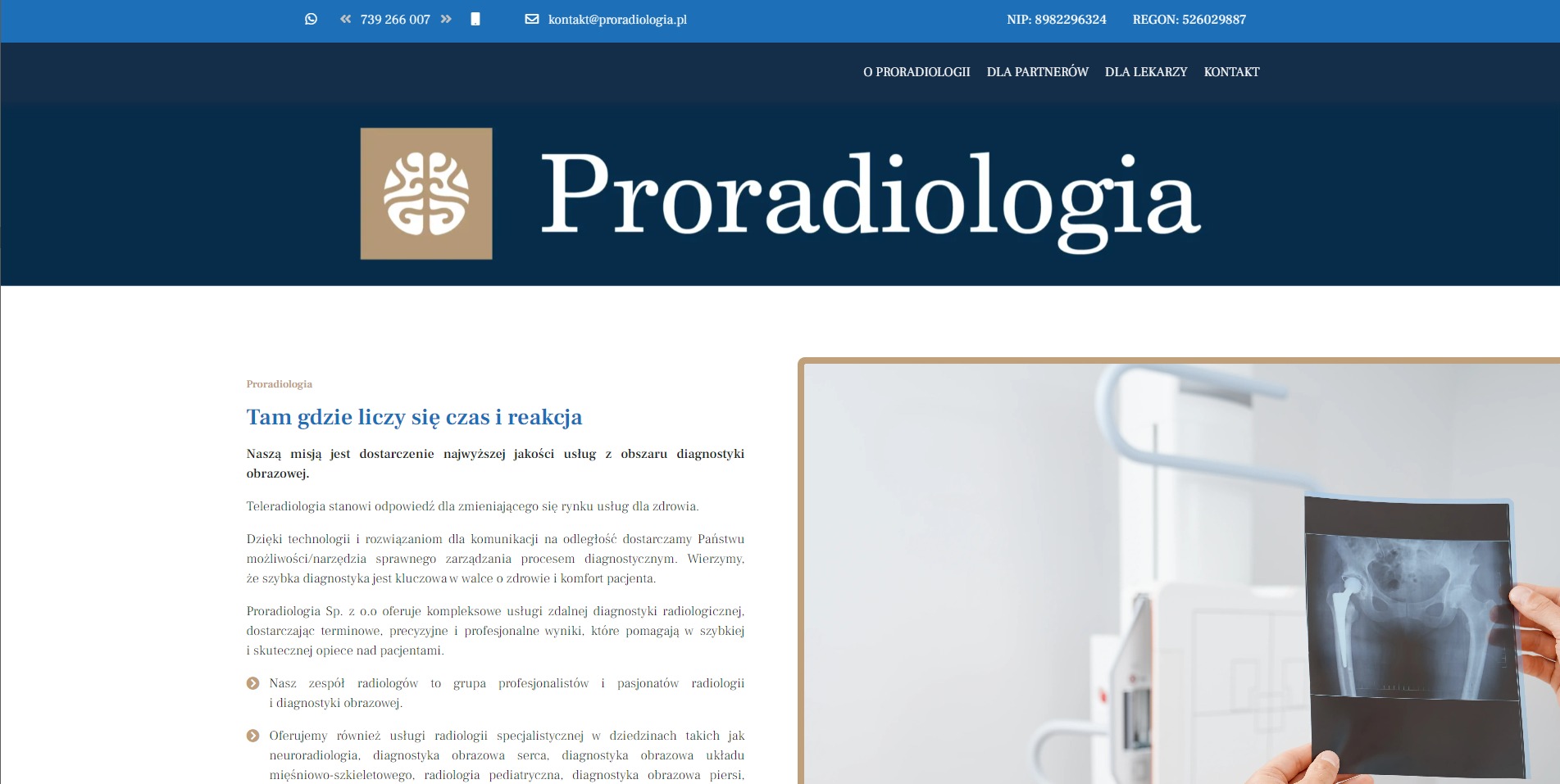 Fragment strony internetowej firmy Proradiologia z tekstem o diagnostyce obrazowej i zdjęciem rentgenowskim biodra trzymanym w dłoniach, na tle aparatury medycznej.