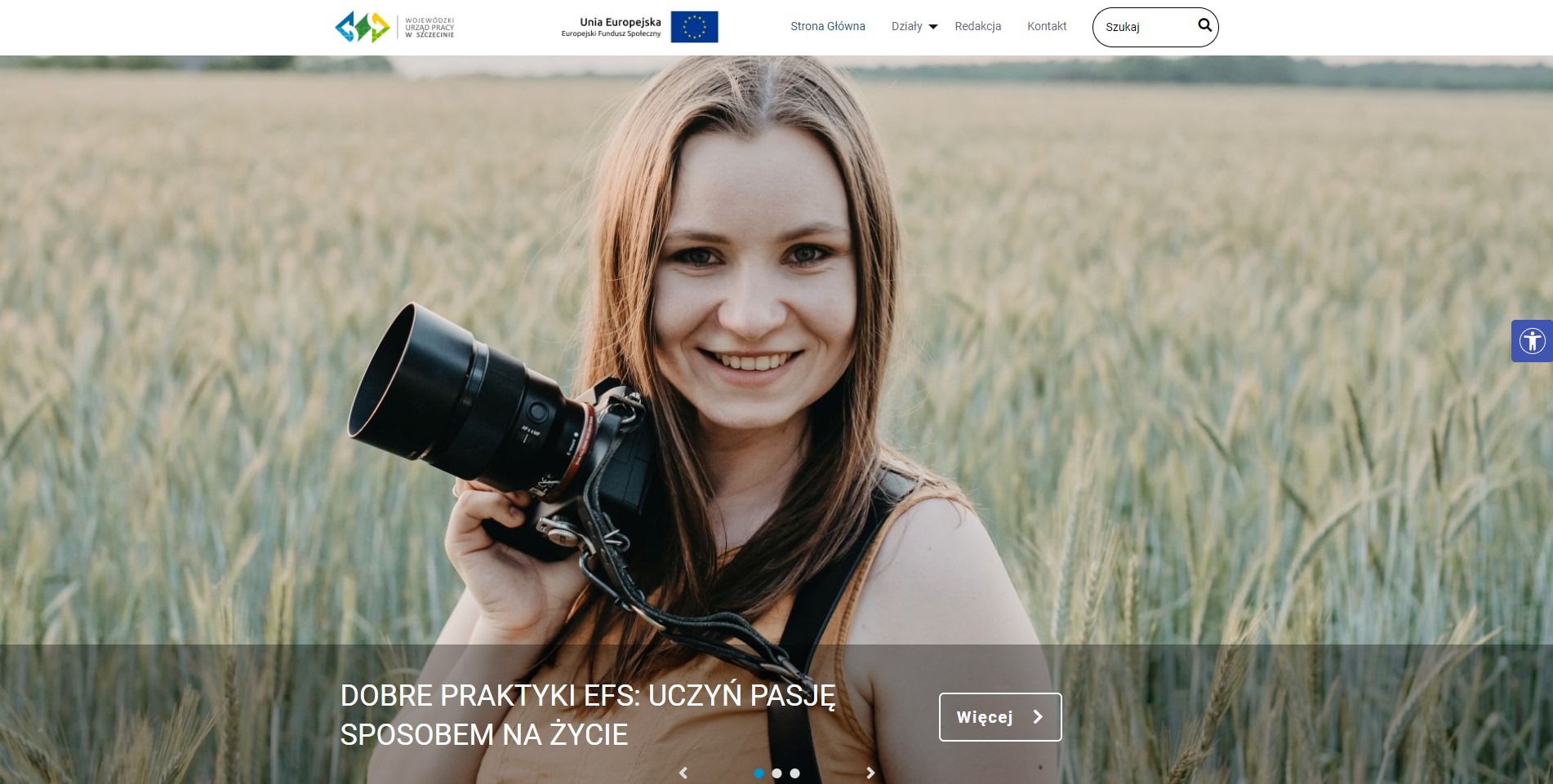 Uśmiechnięta kobieta z aparatem fotograficznym na tle pola zboża w Modle, prawdopodobnie fotografka.