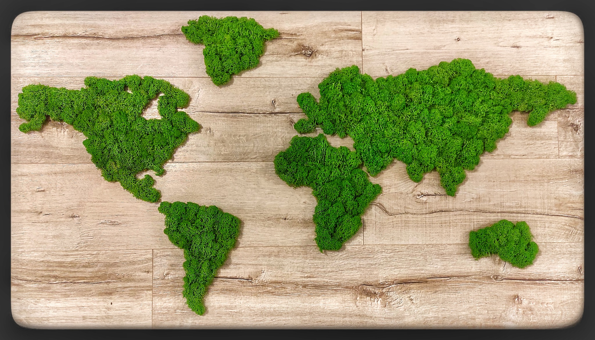 Drewniana mapa świata wyklejona naturalnym mchem kolorem. Dostępne różne rozmiary oraz kolory mchu.